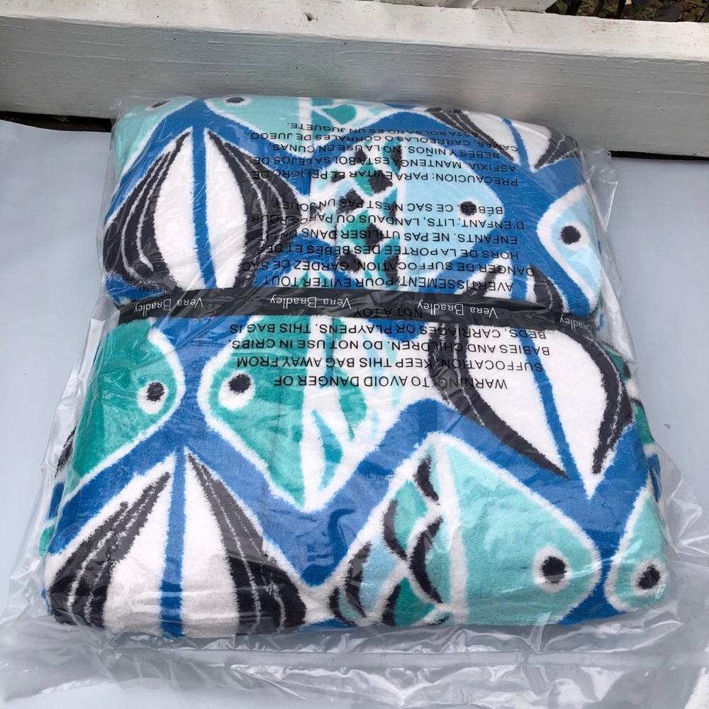 Vera Bradley Go Fish Blue Blanket New - Picture 5 of 5